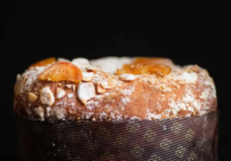 Panettone mit Mandeln und kandierter Orange